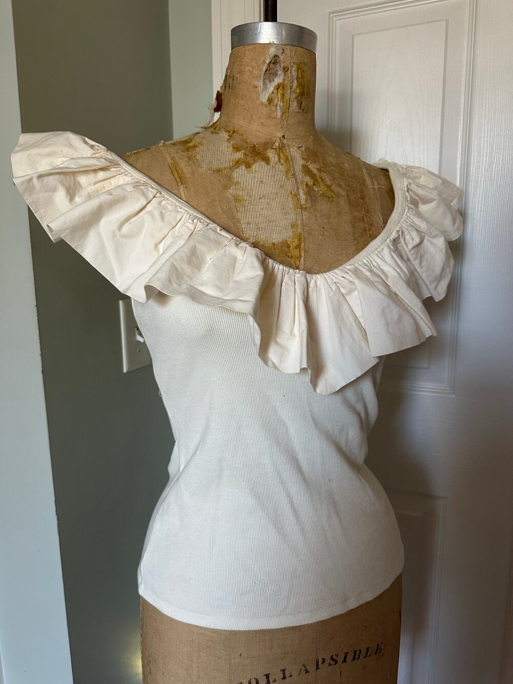 Maeve anthropologie Cream Ribbed Tank Top W/ Ruffle Neckline Sz S